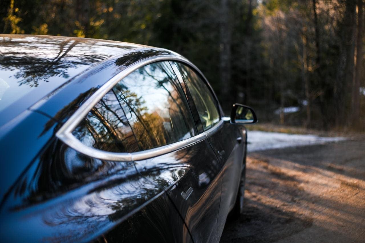 Cover Image for Tesla stellt mit 184.000 Fahrzeugauslieferungen im Q1 2021 neuen Rekord auf