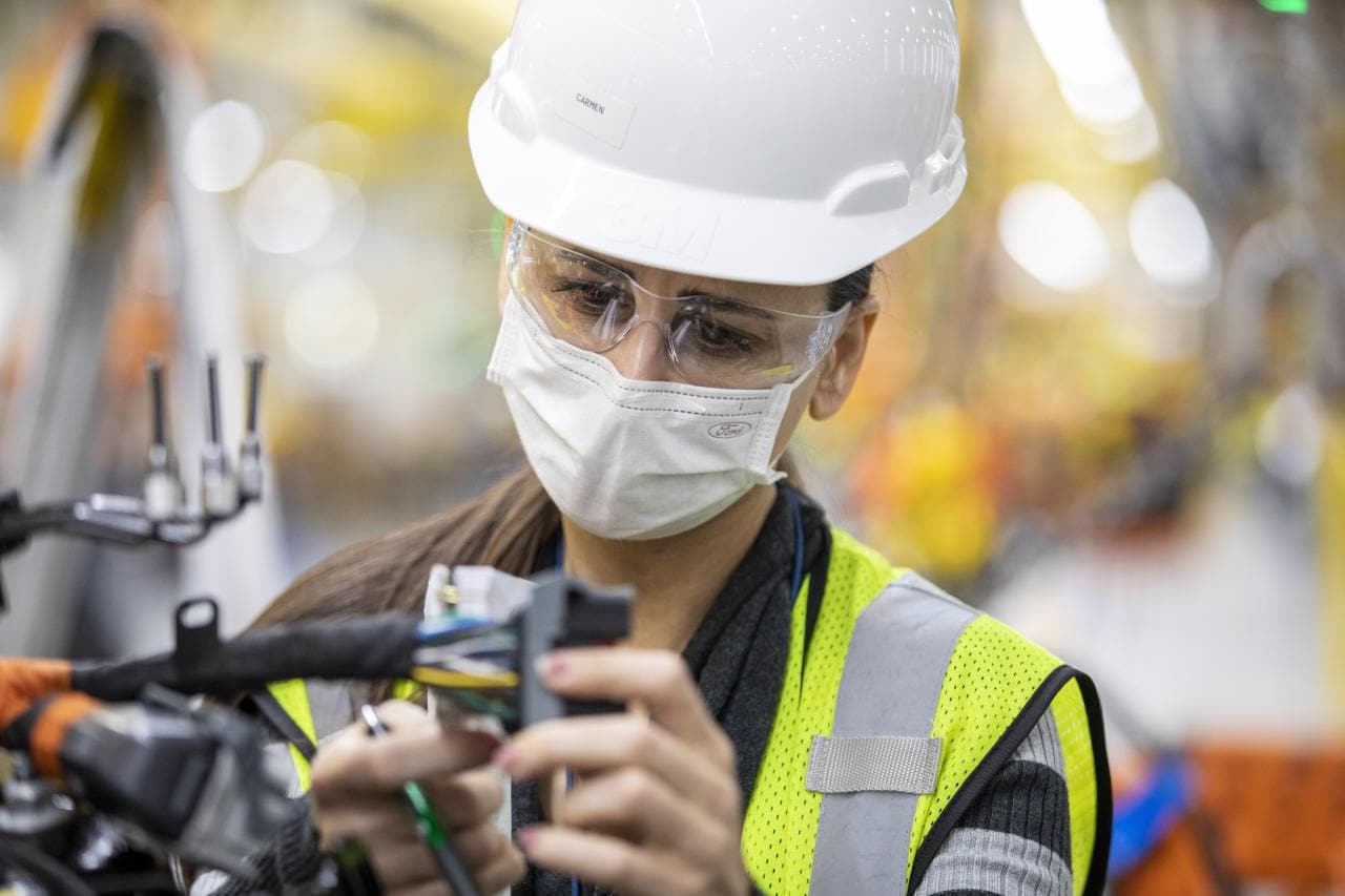 Cover Image for Ford-Chef: 40 Prozent weniger Arbeitsplätze wegen E-Autos