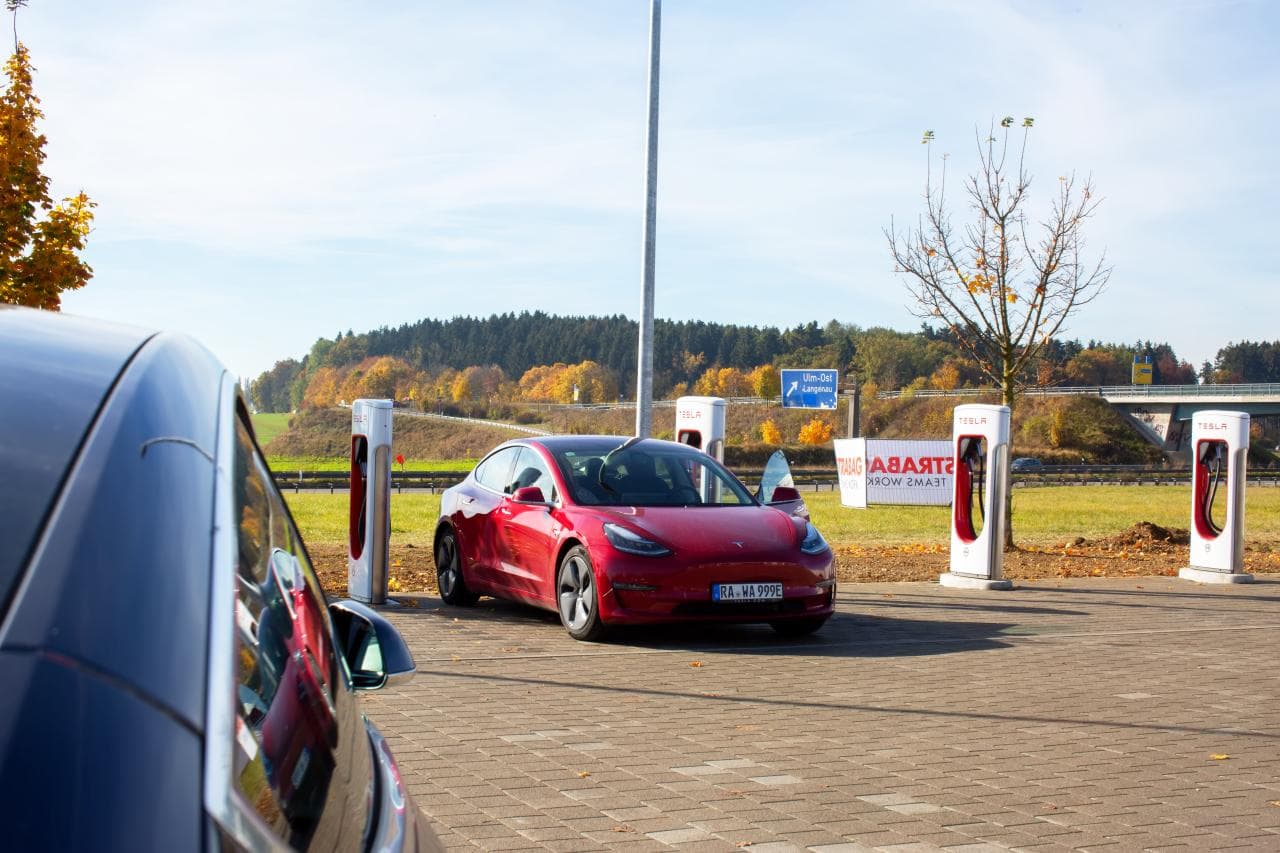 Cover Image for Studie: Tesla baut Führungsrolle als innovationsstärkster E-Auto-Hersteller aus