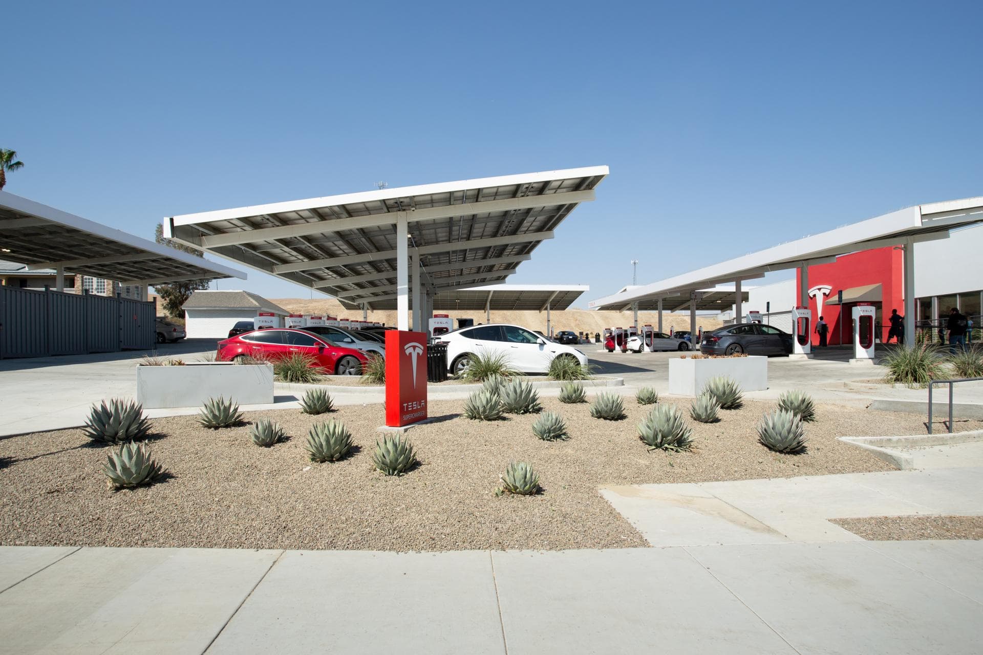 Cover Image for Tesla öffnet sich – Supercharger für alle