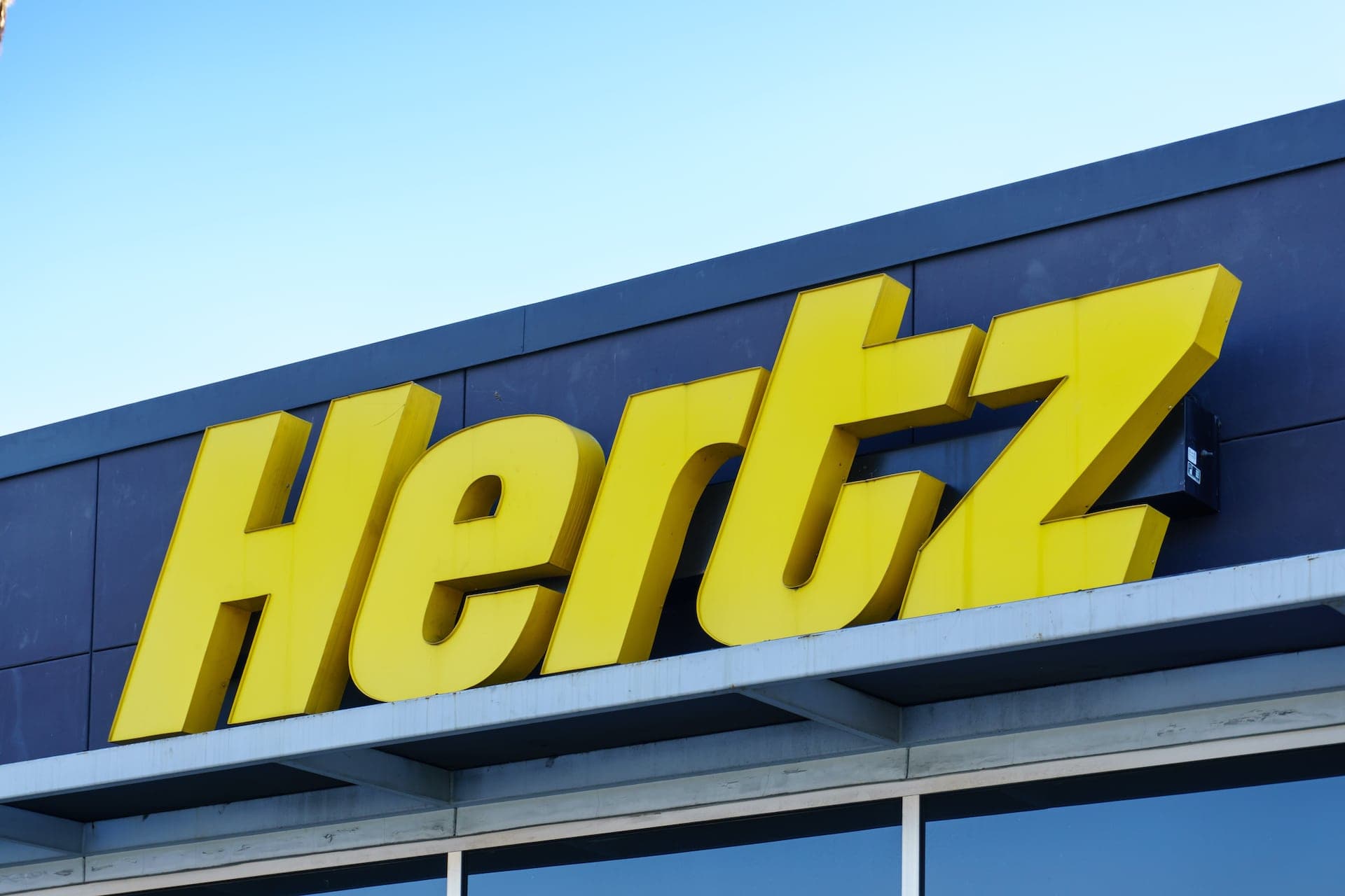 Cover Image for Hertz bittet seine Kunden, gemietete Tesla direkt zu kaufen