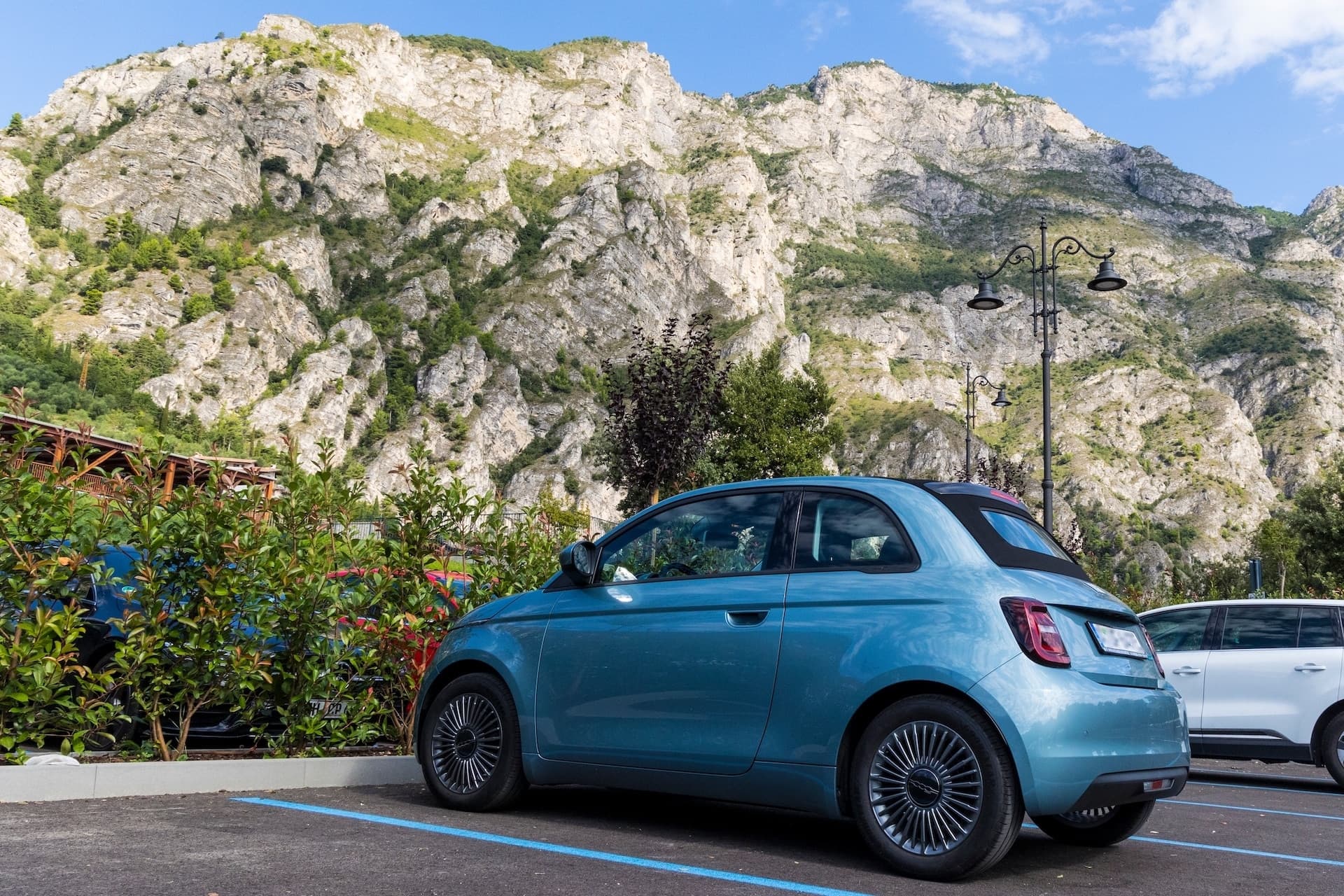 Cover Image for Stellantis-Chef: Keine günstigen E-Autos aus Europa