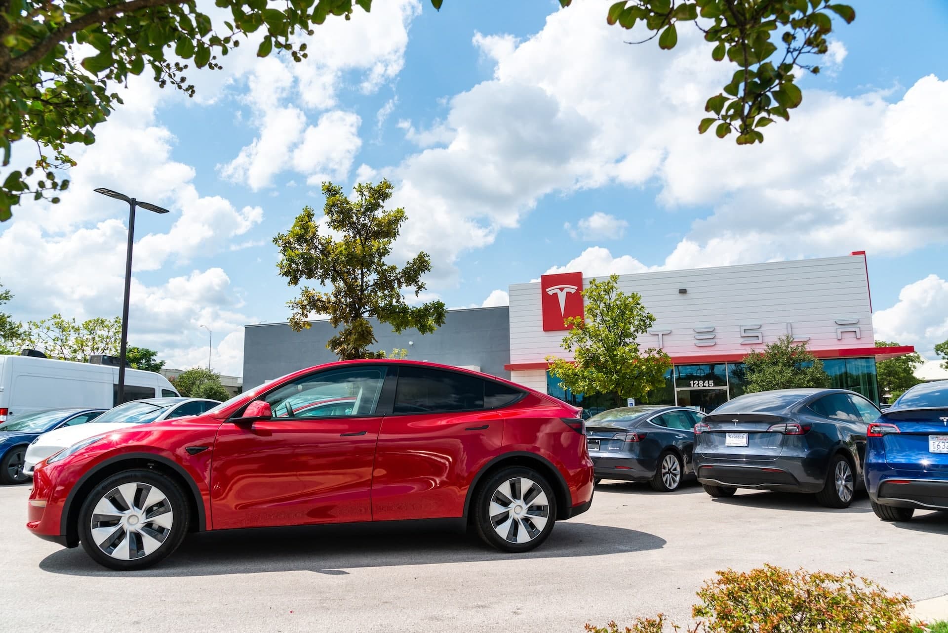 Cover Image for Tesla Model Y holt in Europa auf: Jahressieg aber in Ferne