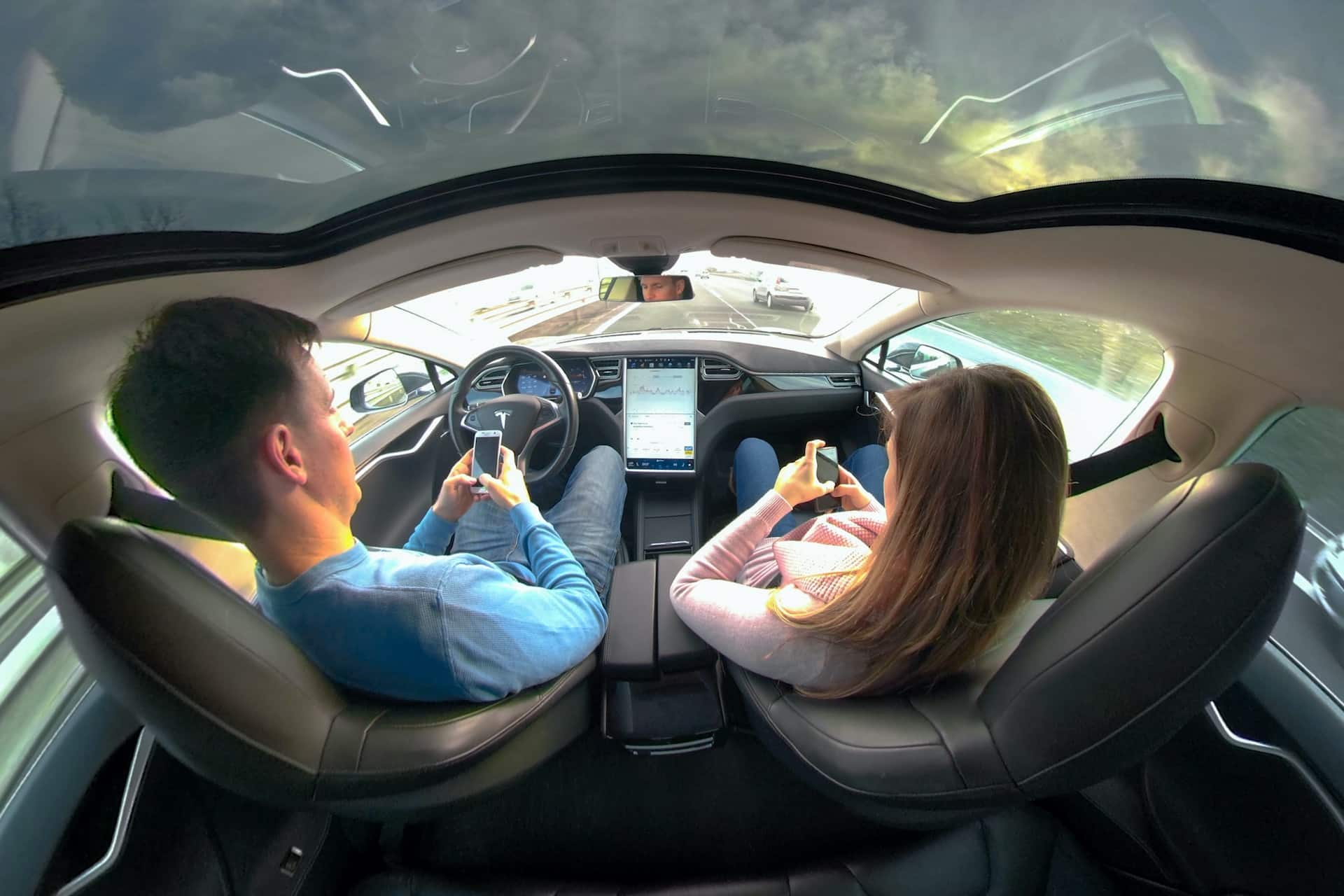 Cover Image for Rückruf: Tesla updatet Autopilot in mehr als 2 Millionen US-Fahrzeugen