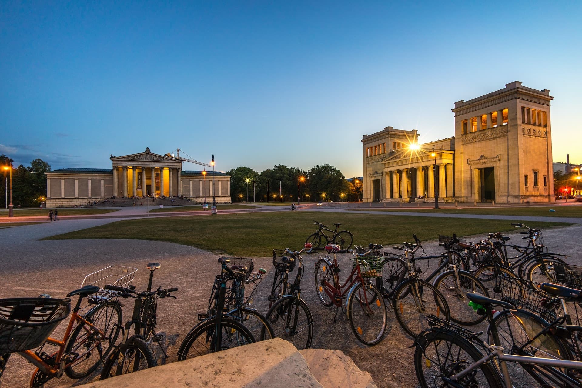 Cover Image for Tesla stellt auf der IAA in München aus