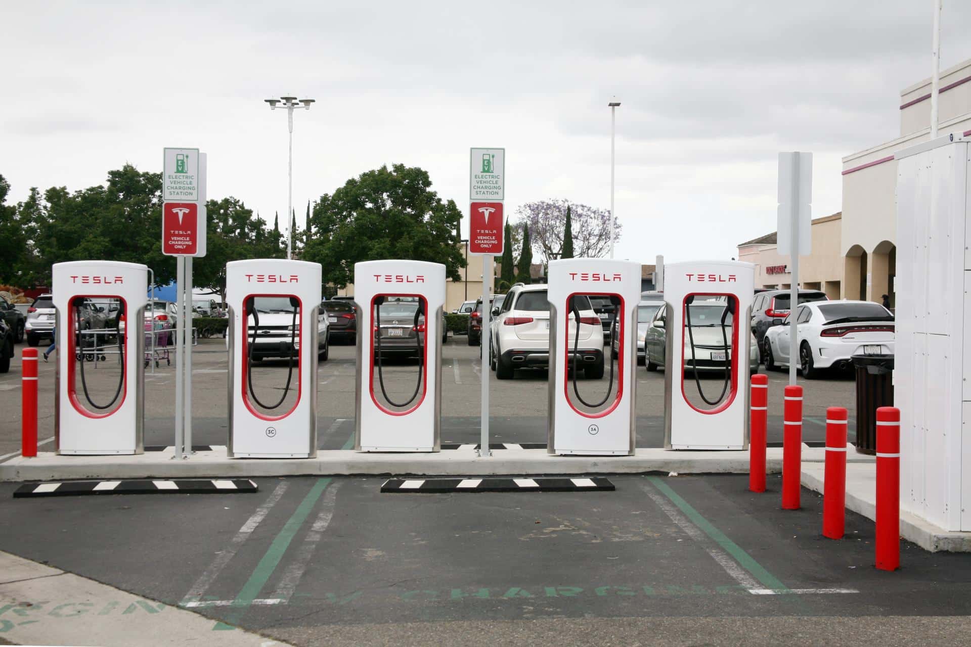 Cover Image for Tesla bestätigt 350 kW der V4 Supercharger