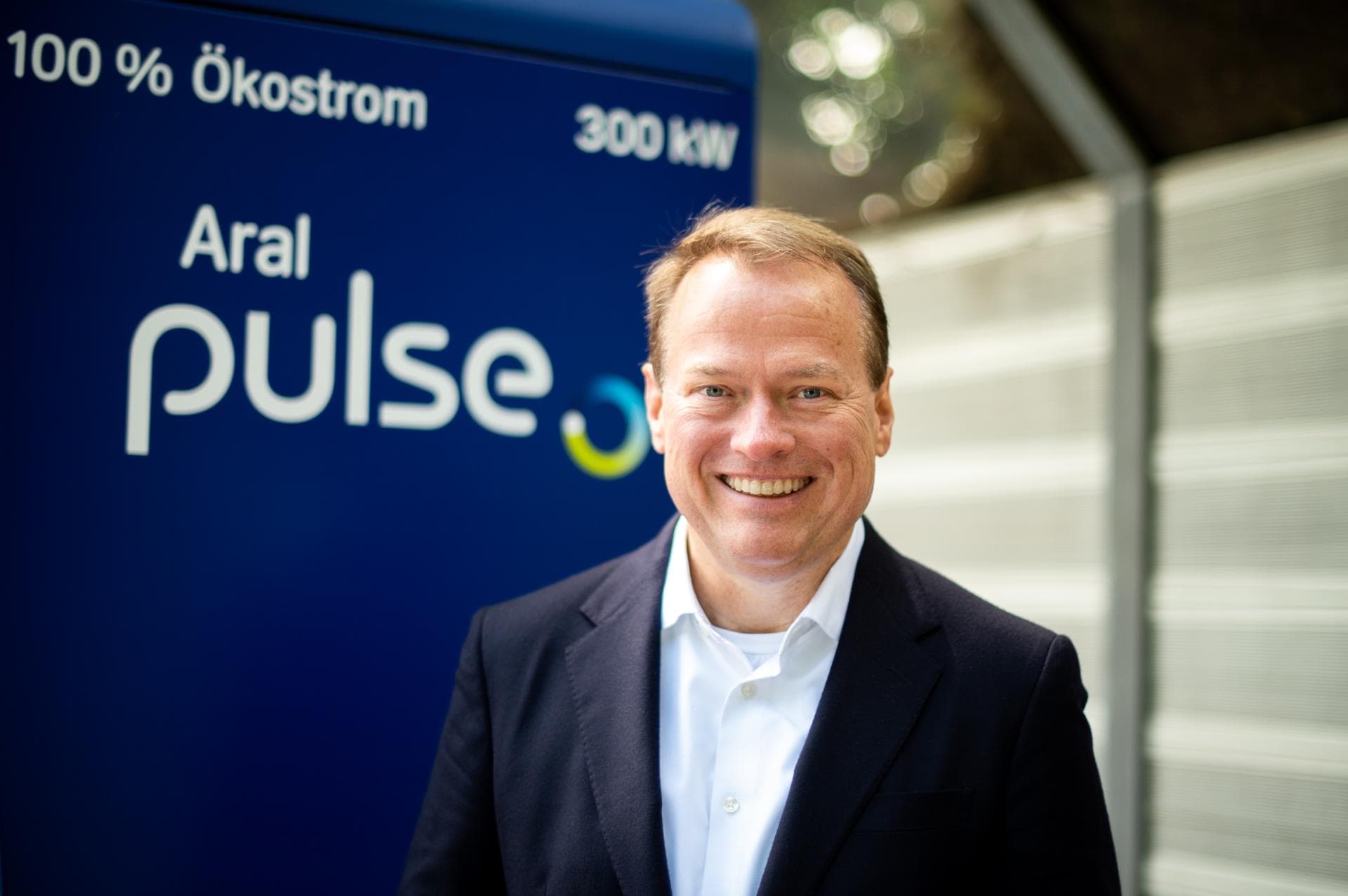 Cover Image for Alexander Junge, Aral über Tankstellen als Drehscheibe der Mobilität