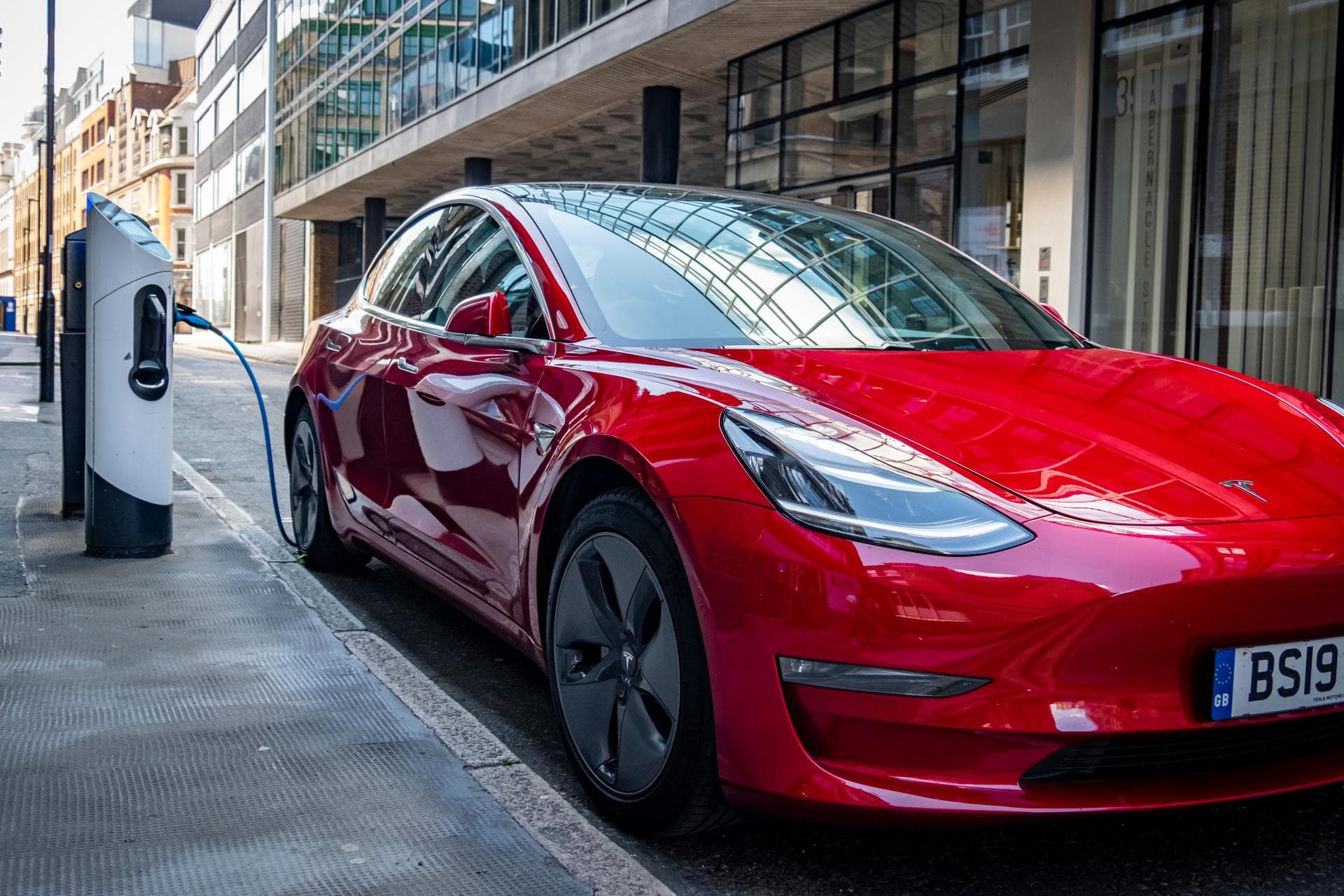 Cover Image for Uber-Tesla-Deal fördert E-Autos