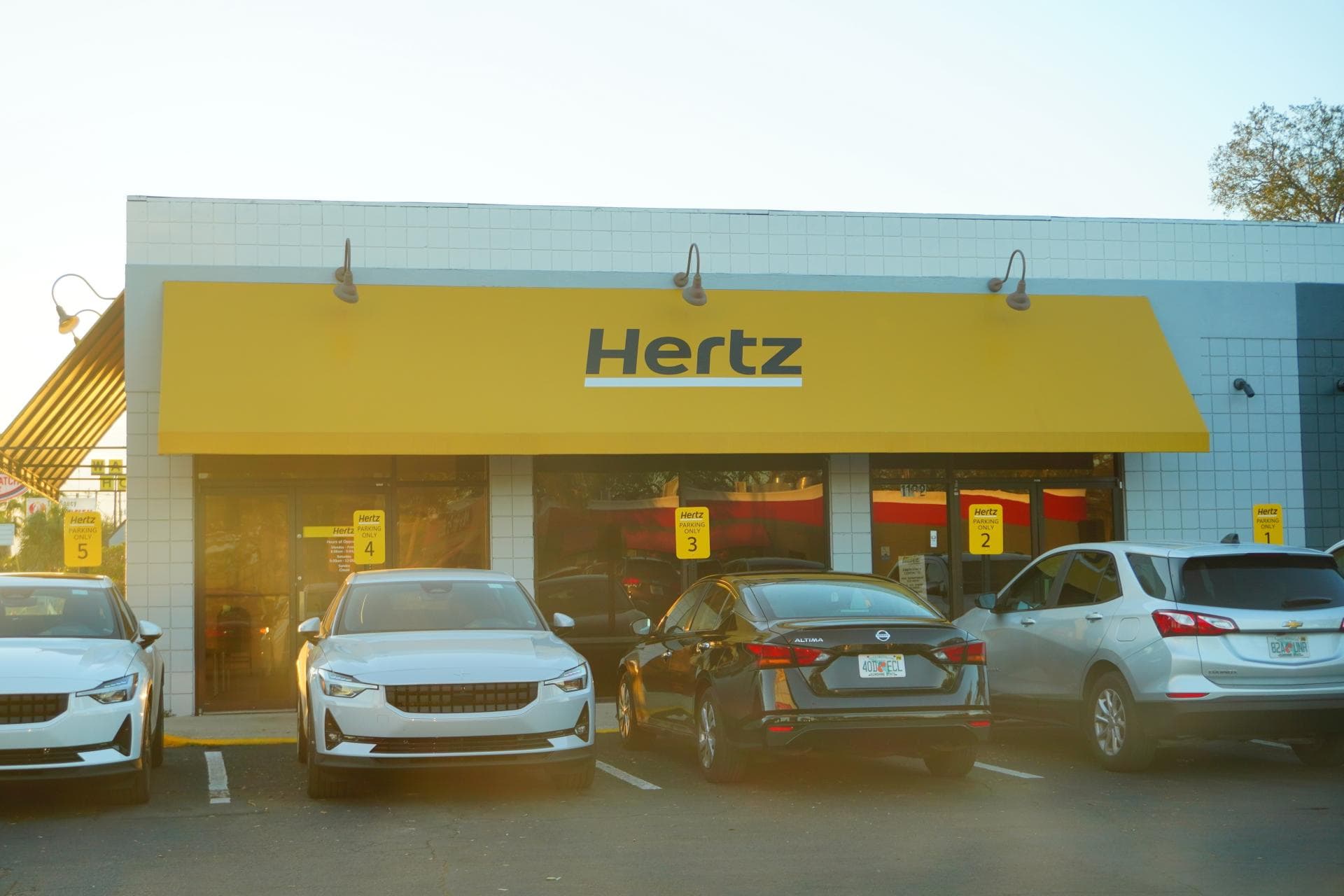 Cover Image for Hertz verkauft Tesla-Modelle in den USA zu Tiefpreisen