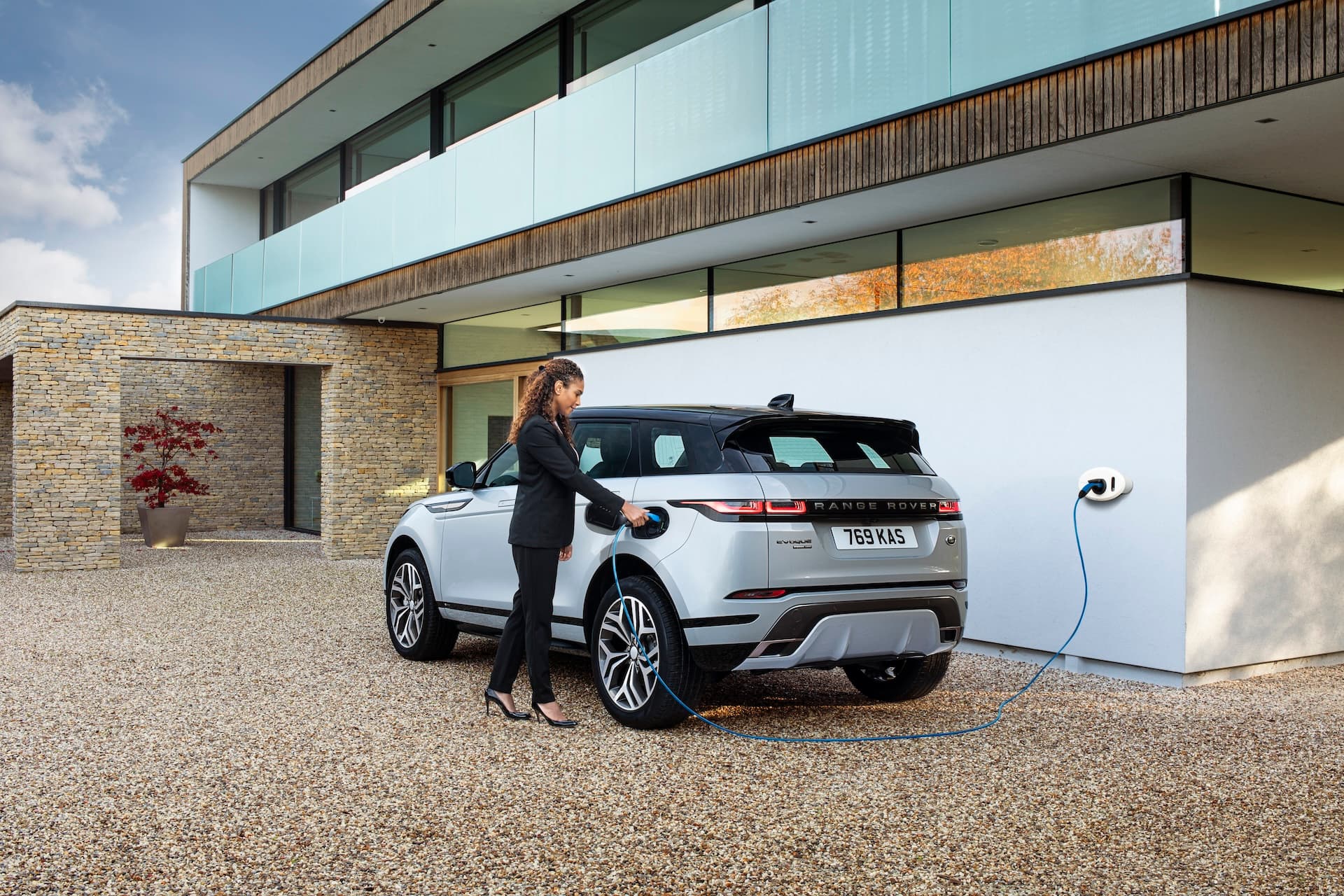 Cover Image for Sinkende E-Auto-Nachfrage: Jaguar Land Rover setzt auf Plug-in-Hybride