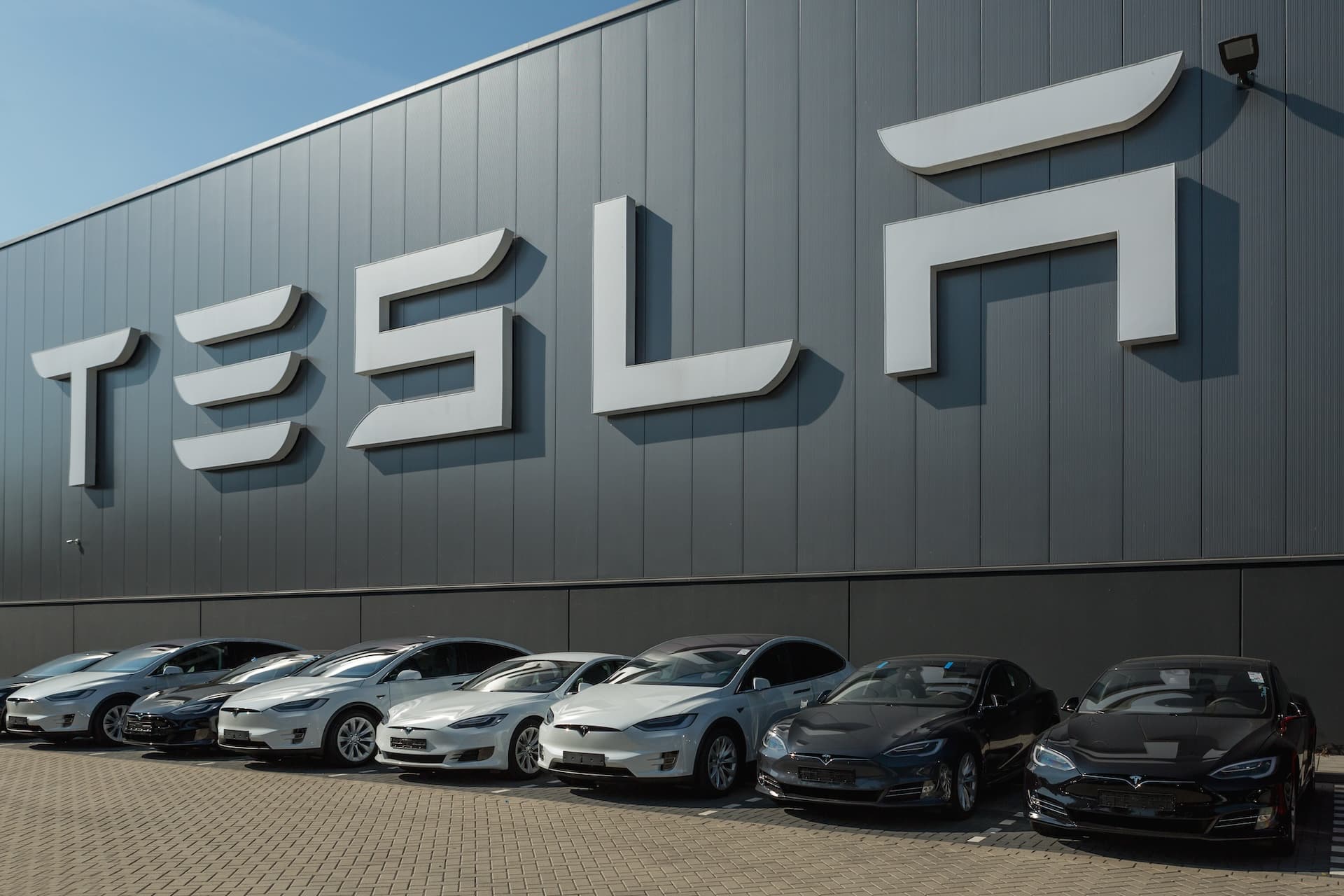 Cover Image for Tesla-Aktie unter Druck: Quartalsgewinn geringer als im Vorjahr