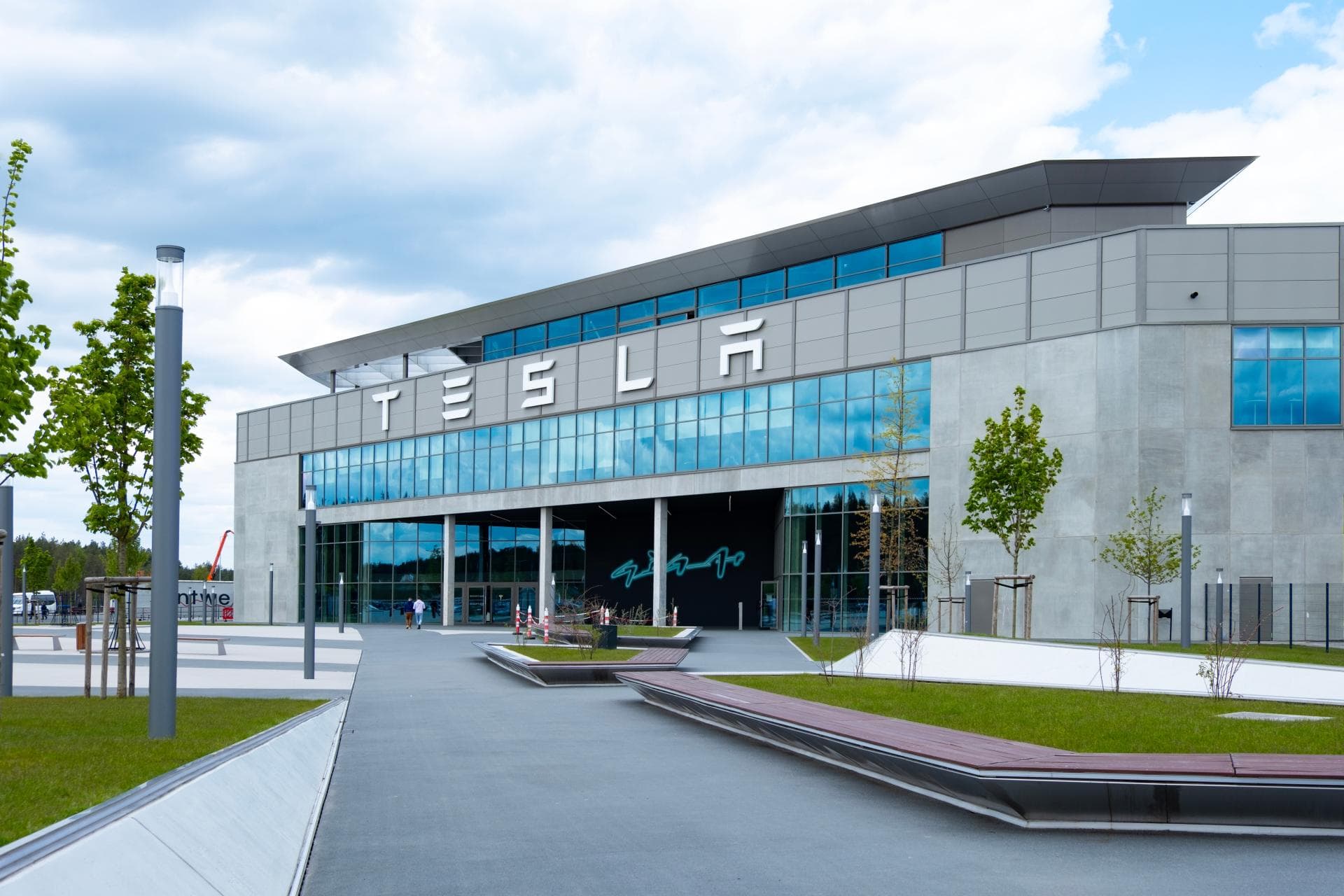 Cover Image for Gemeinde Grünheide stimmt für Ausbau von Tesla-Werk Berlin