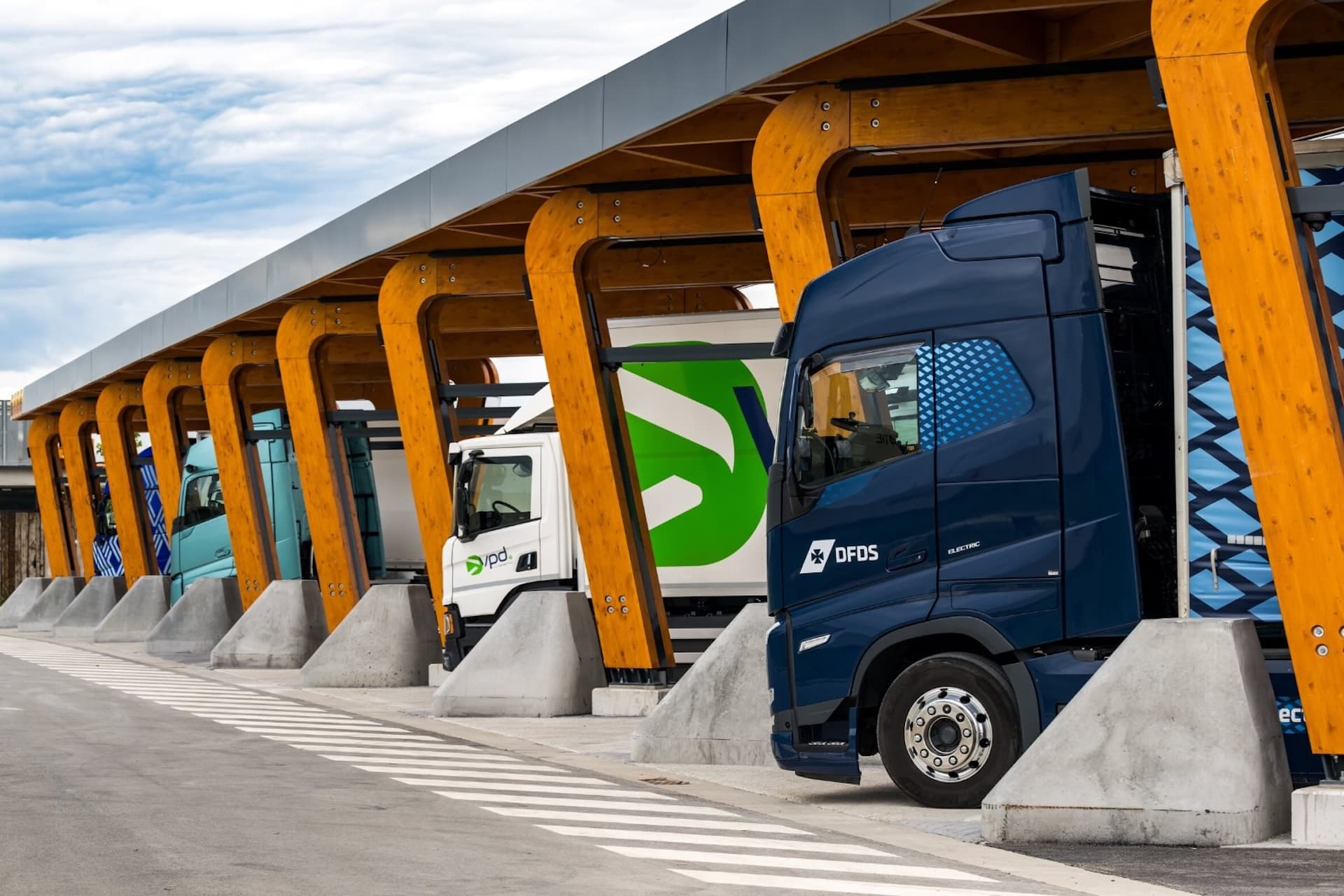 Cover Image for Milence baut großen Ladepark für E-Lkw im Hafen Antwerpen-Brügge