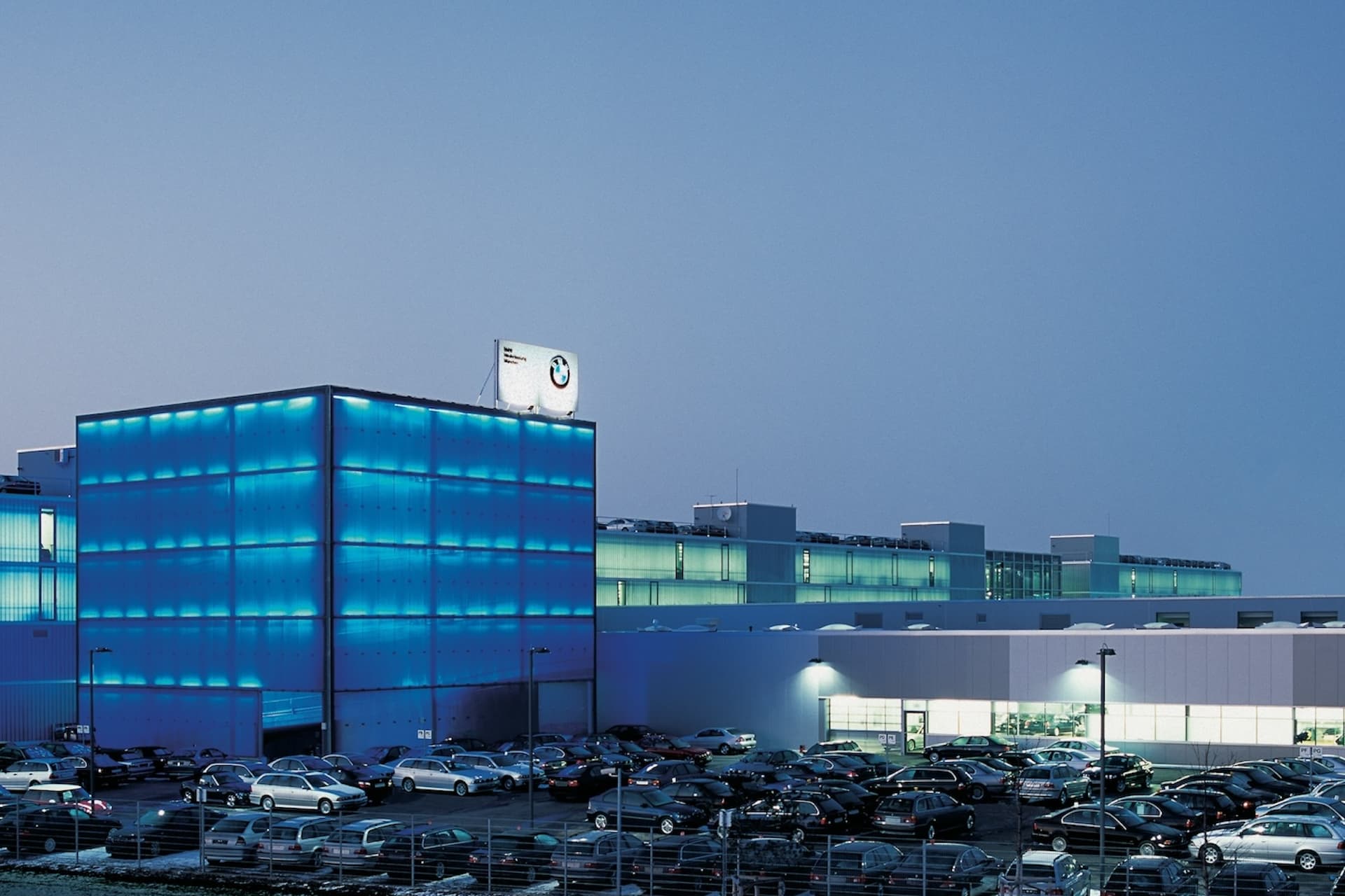 Cover Image for E-Autos: BMW und VW liegen im August vor Tesla