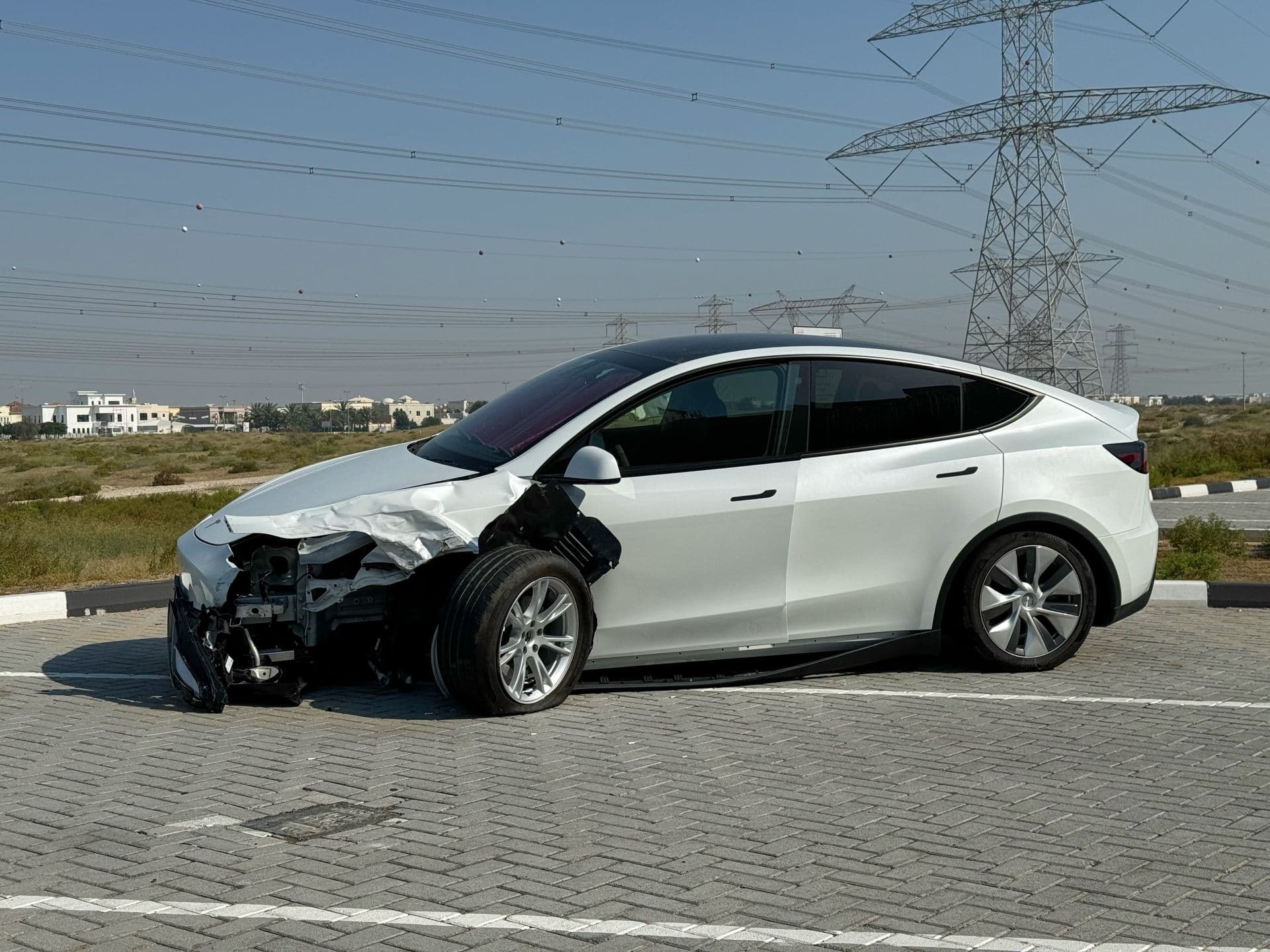 Cover Image for Unfall in Berlin: Tesla rast in Klinik, Ursache unklar
