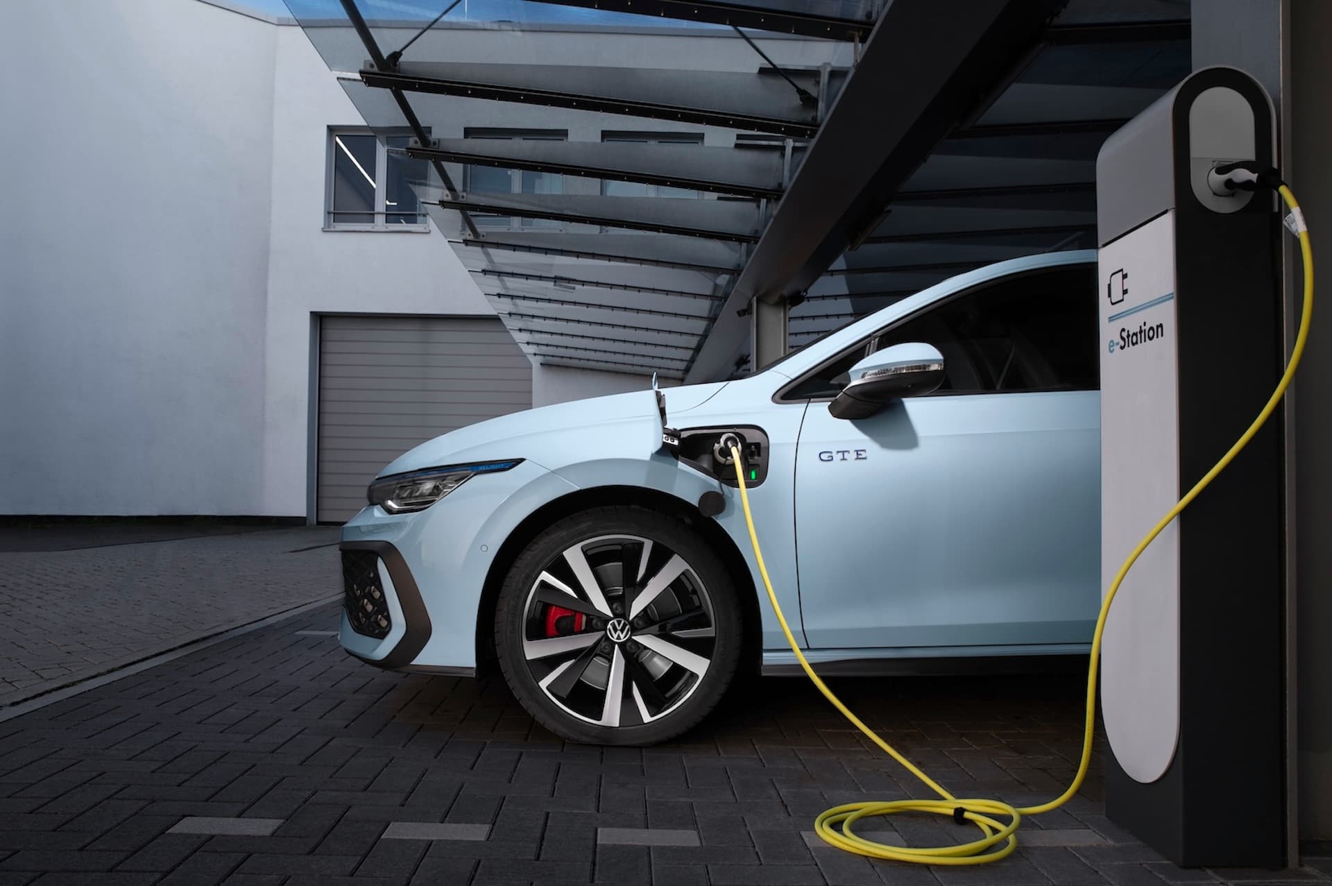 Cover Image for Ariadne-Analyse fordert strengere Klimabewertung von Plug-in-Hybriden