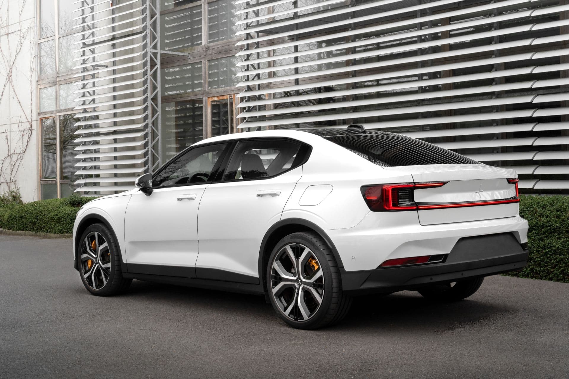 Cover Image for Polestar 2 bleibt das Herz der Marke und erhält Nachfolger