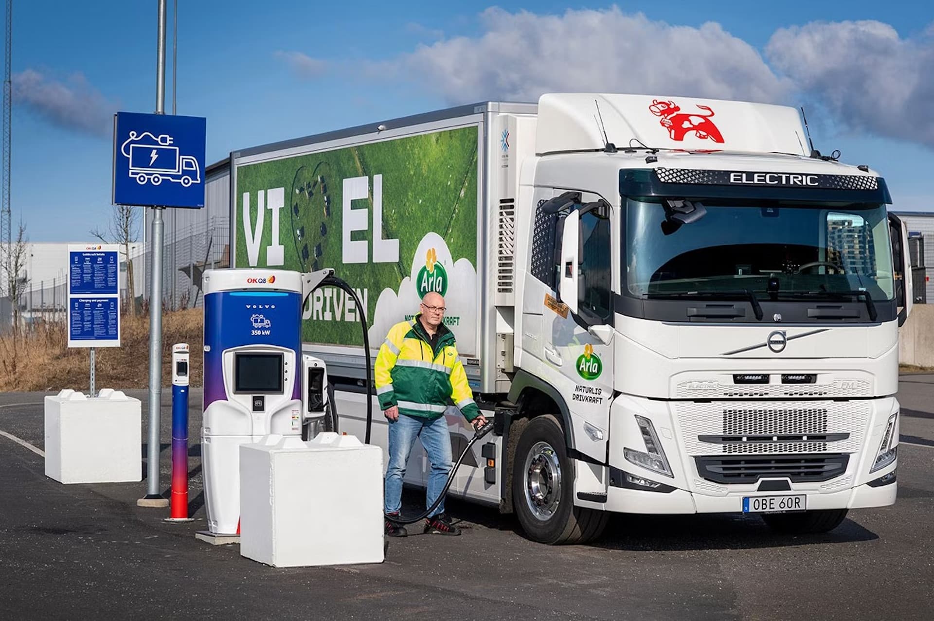 Cover Image for Volvo bietet nun Ladesäulen-Reservierung für E-Lkw an