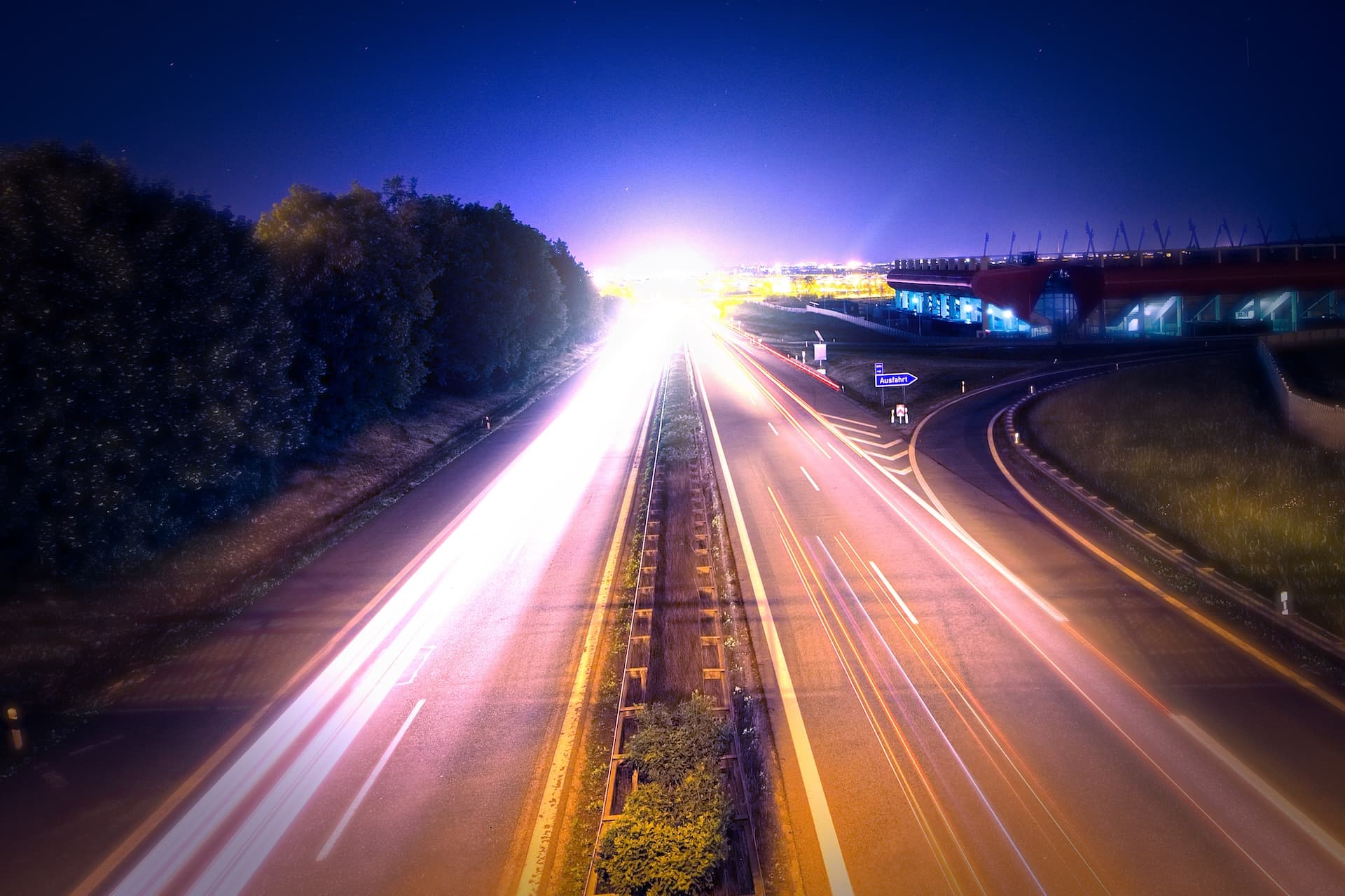 Cover Image for Induktives Laden auf der Autobahn: Teststrecke entsteht in Bayern