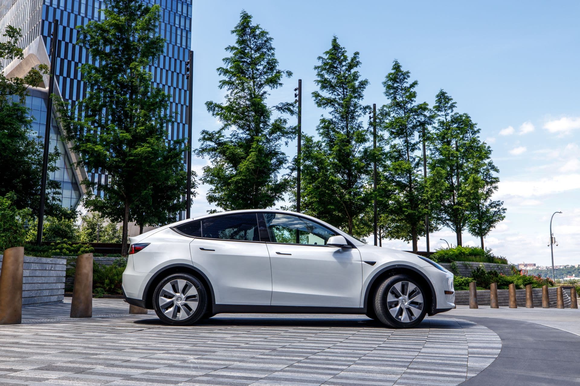 Cover Image for Tesla-Teaser: Wird das günstige Model Y bald Realität?