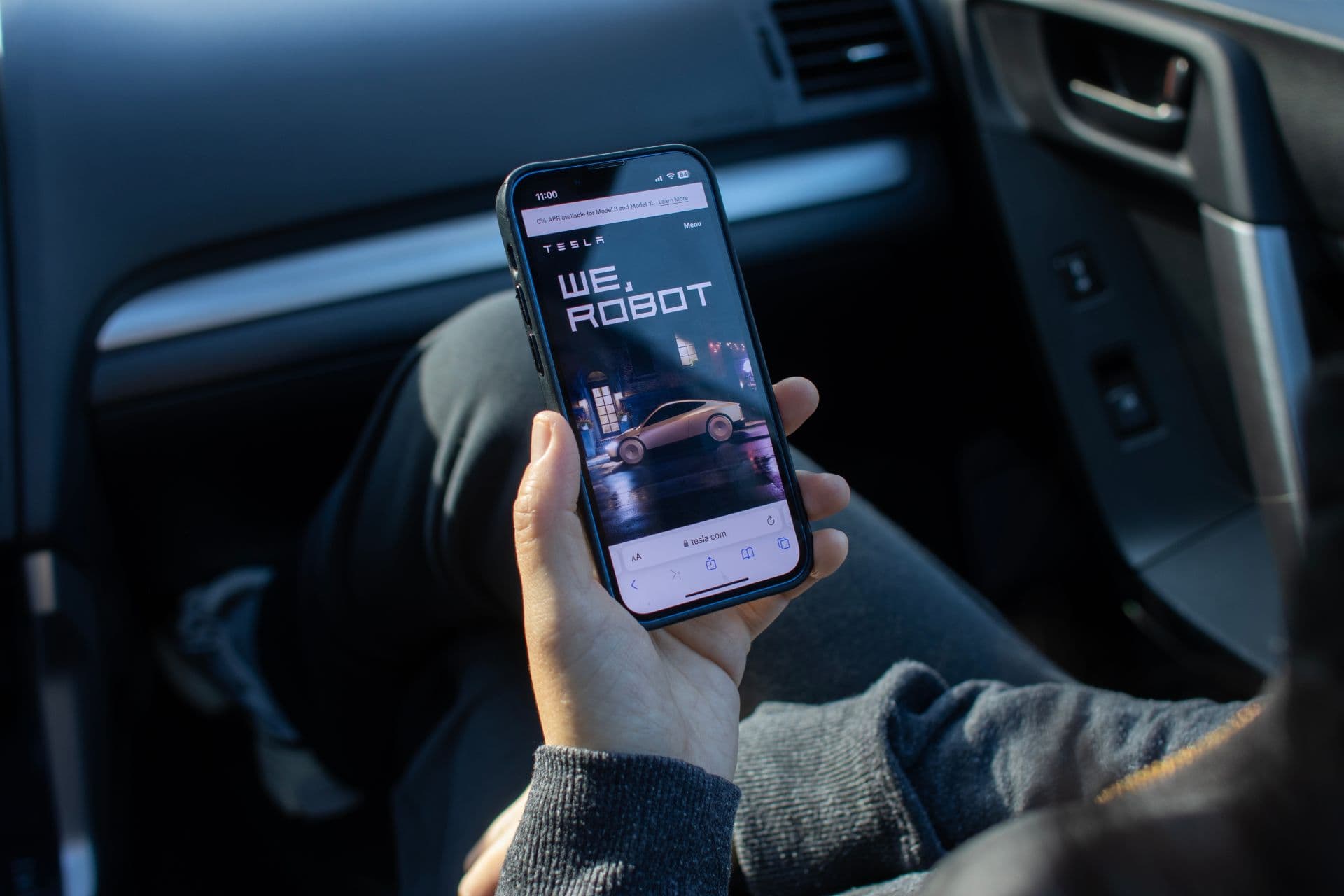 Cover Image for Tesla Robotaxi überfährt Kinder-Dummy bei FSD-Test