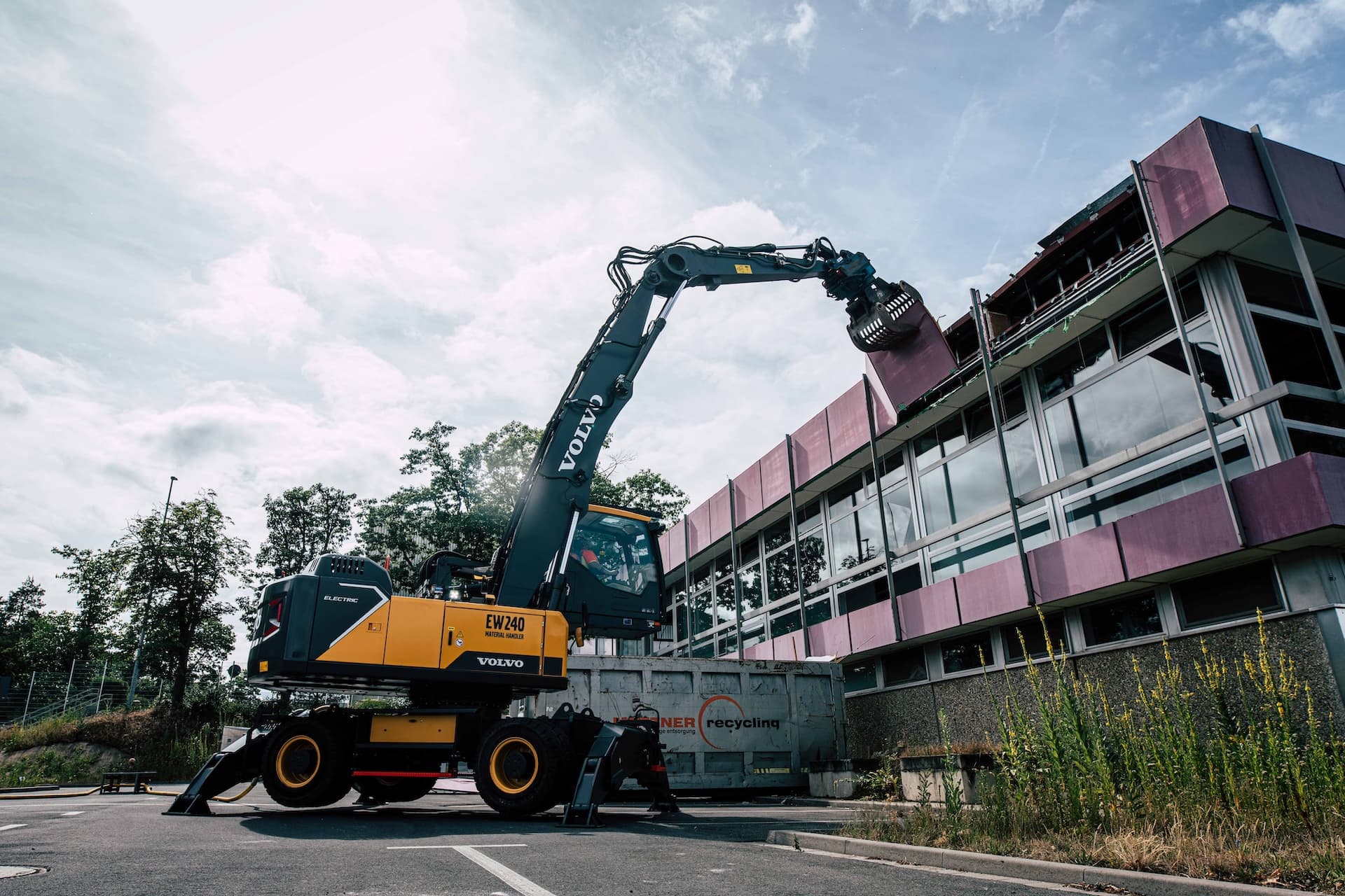Cover Image for Volvo und Siemens realisieren weltweit ersten vollelektrischen Rückbau