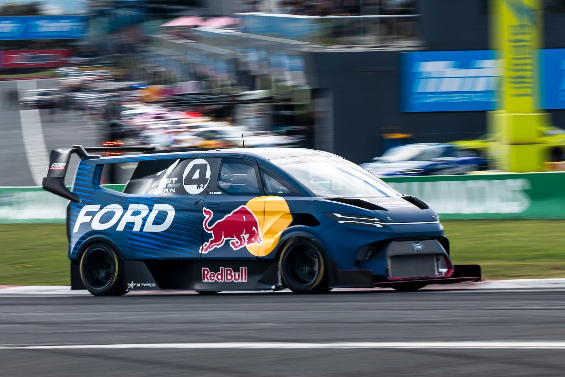 Cover Image for Ford Transit SuperVan 4.2 schreibt Geschichte am Nürburgring