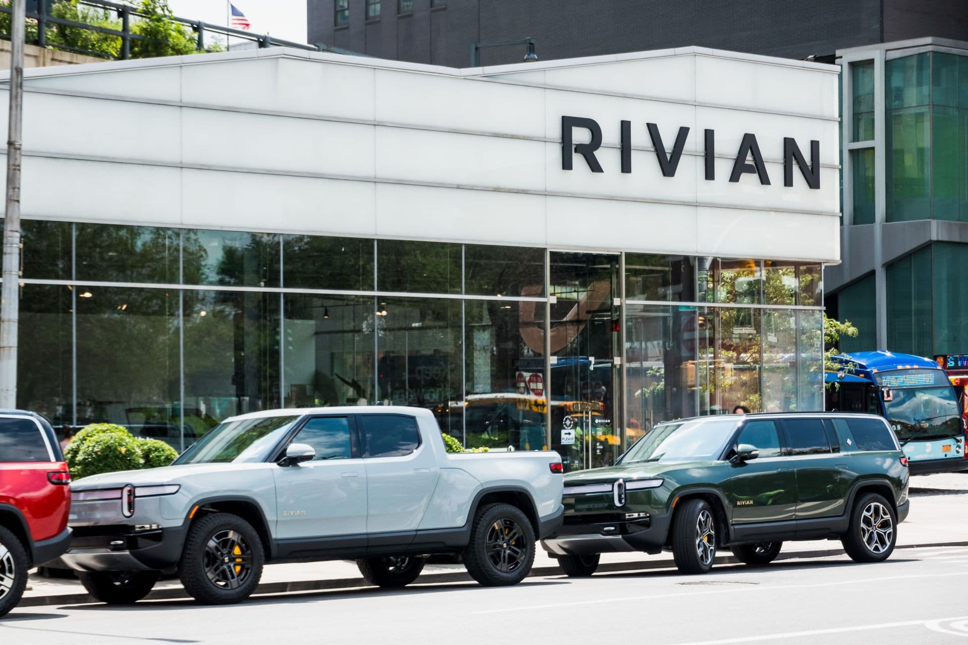 Cover Image for E-Autohersteller Rivian senkt Erwartungen für 2025