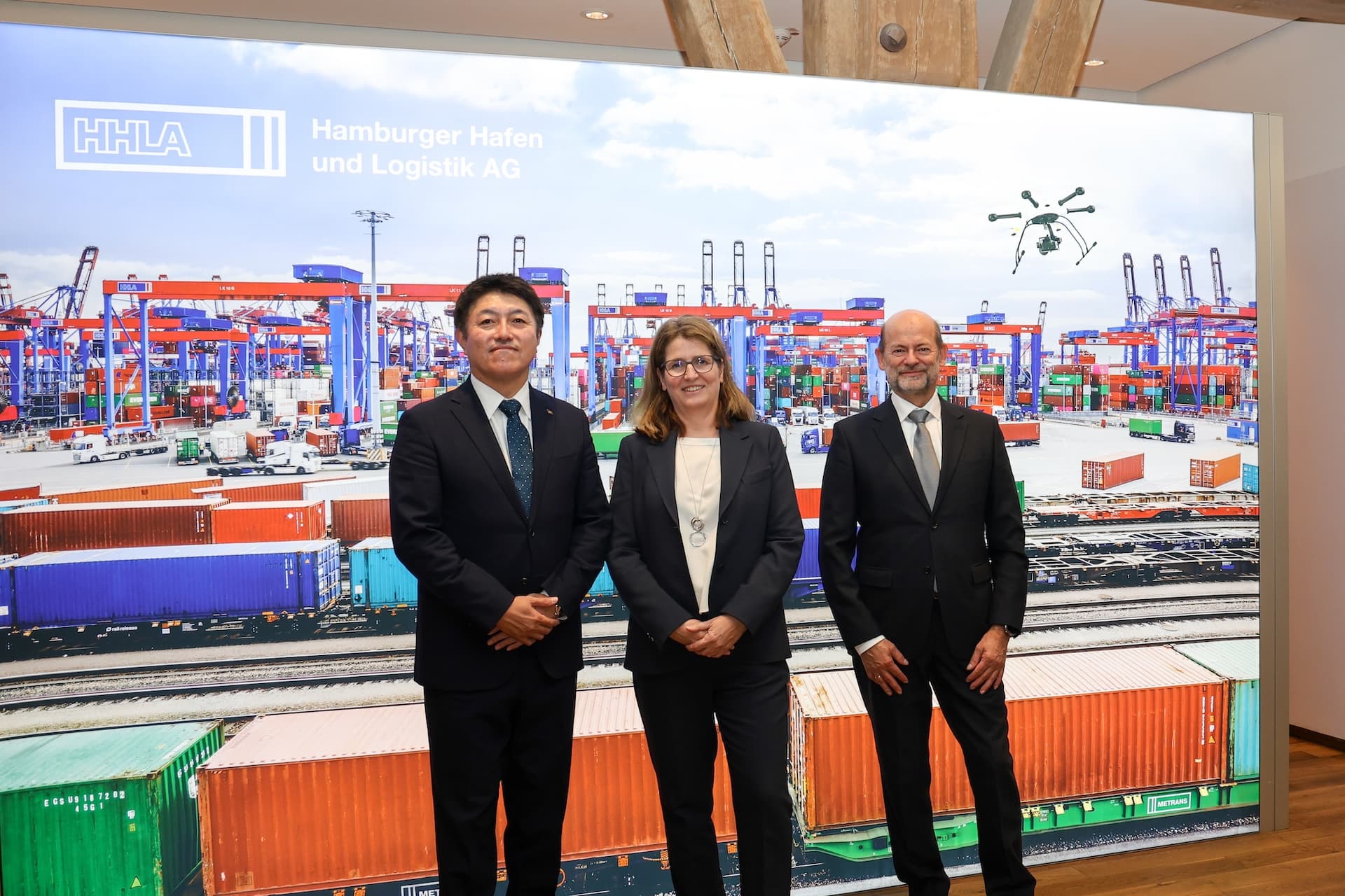 Cover Image for Daimler begründet neue strategische Partnerschaft für Flüssigwasserstoff in Europa mit