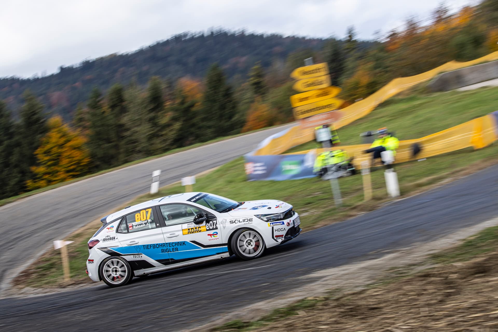 Cover Image for Ein Crash entscheidet: Finalkrimi im ADAC Opel Electric Rally Cup