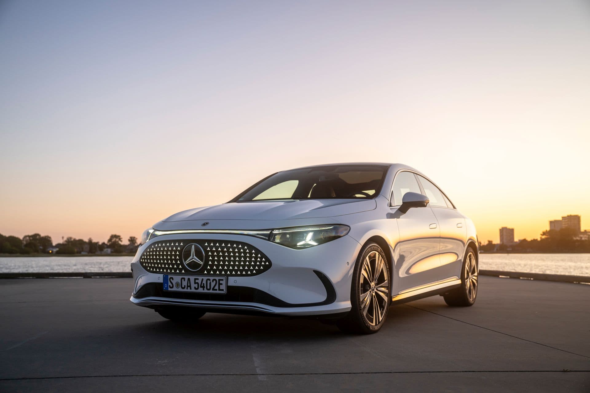 Cover Image for Mercedes kann Absatz mit neuen E-Modellen steigern