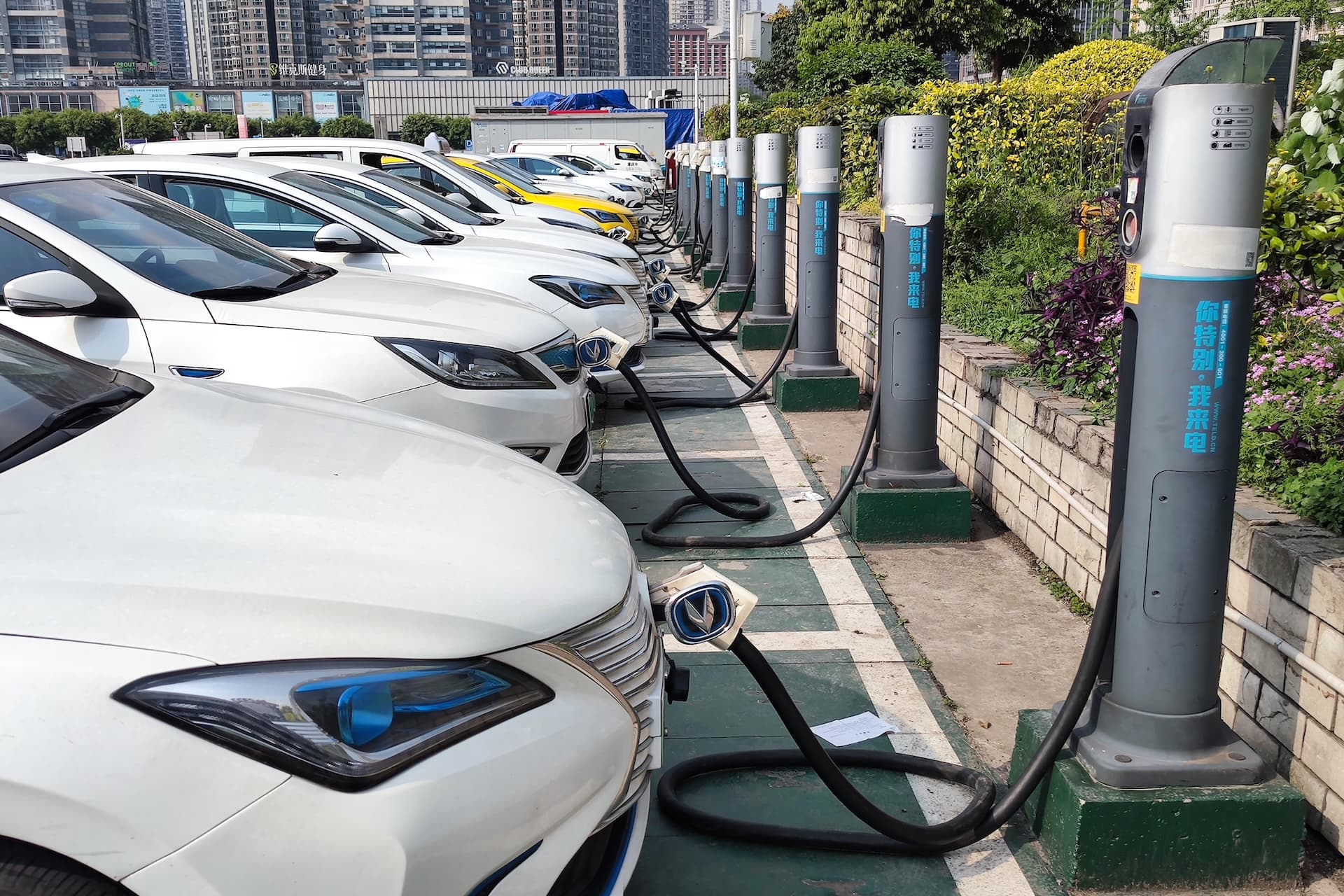 Cover Image for China will bis 2027 Tausende bidirektionale Ladestationen aufbauen