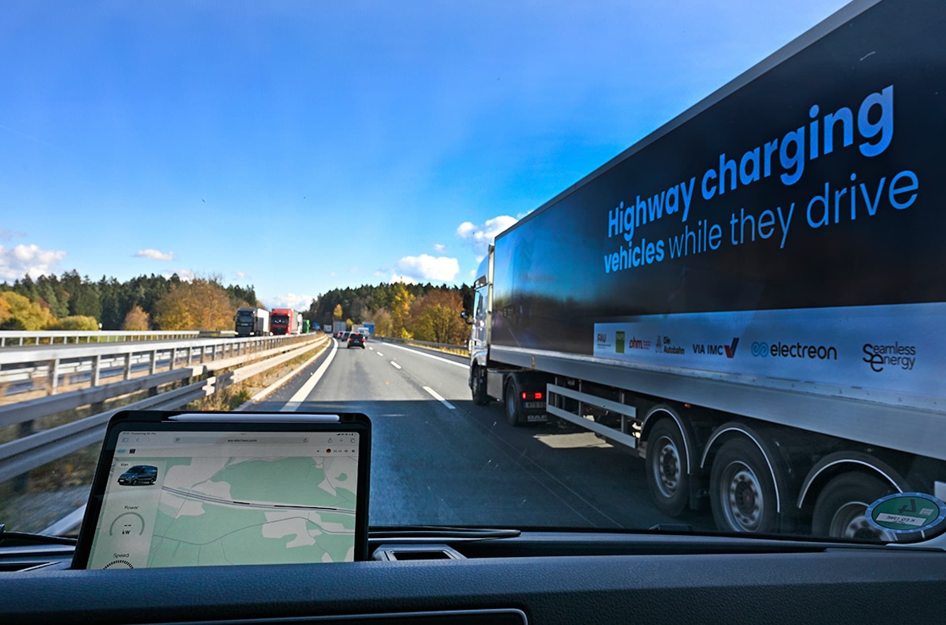 Cover Image for A6: Pilotprojekt zum induktiven Laden auf der Autobahn geht in die Testphase