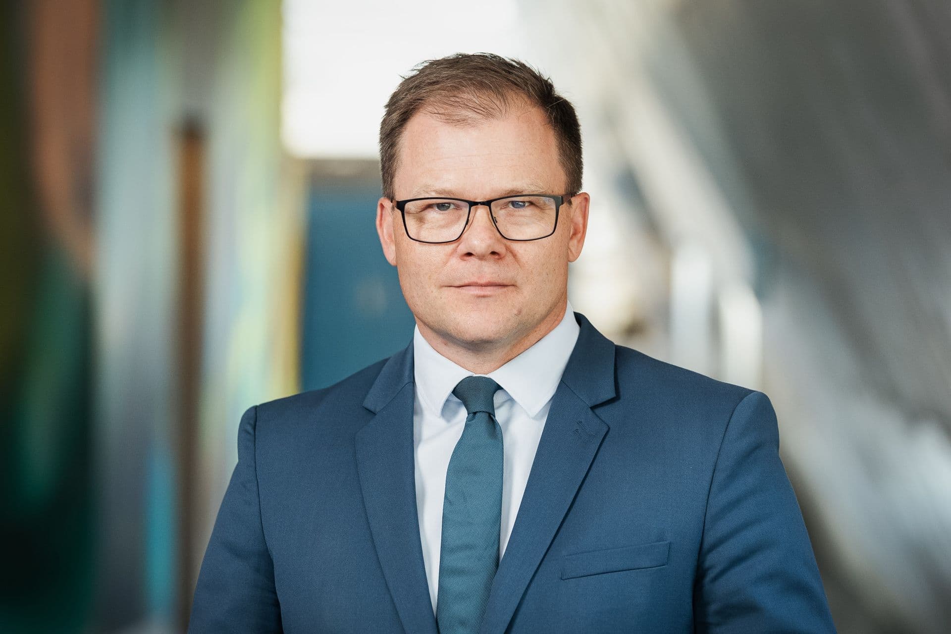 Cover Image for Umweltminister Schneider kündigt gezieltere Förderung für E-Autos an