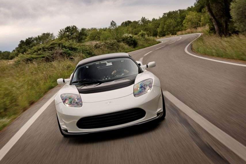 Tesla Roadster in Fahrt vorne weiss