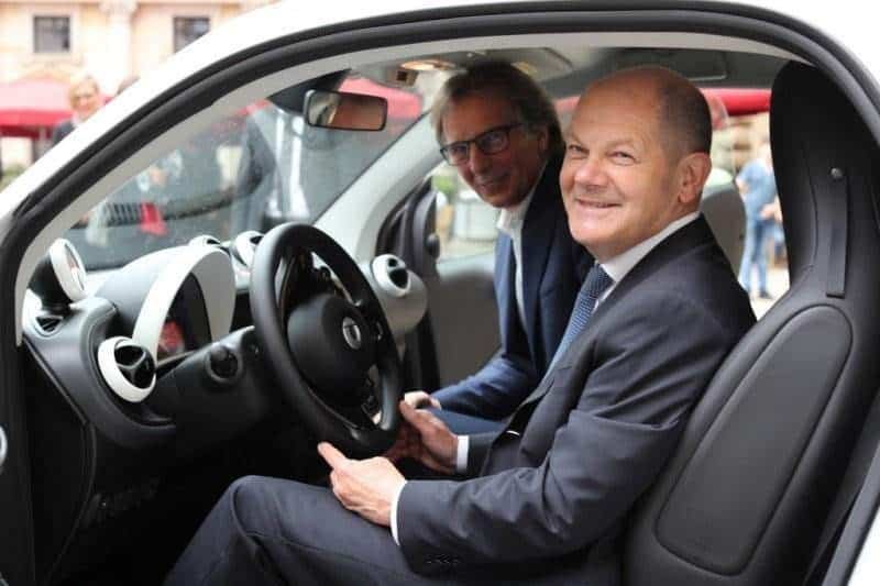 Klaus Entenmann und Olaf Scholz in einem Elektro-Smart von car2go | Daimler AG