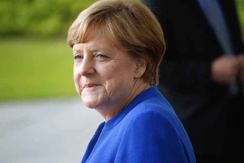 Merkel erwartet sprunghaften Anstieg von E-Autoverkäufen