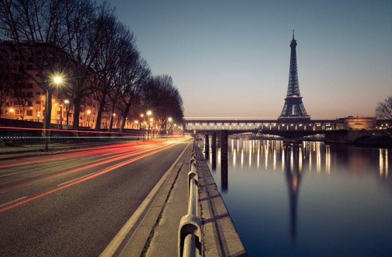 Pariser Verkehr in der Nacht