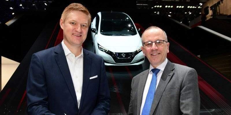 Frank Meyer, Leiter Innovation & B2C-Solutions bei E.ON (links), und Paul Willcox, Europachef von Nissan, unterzeichneten die strategische Partnerschaft auf dem Genfer Autosalon.