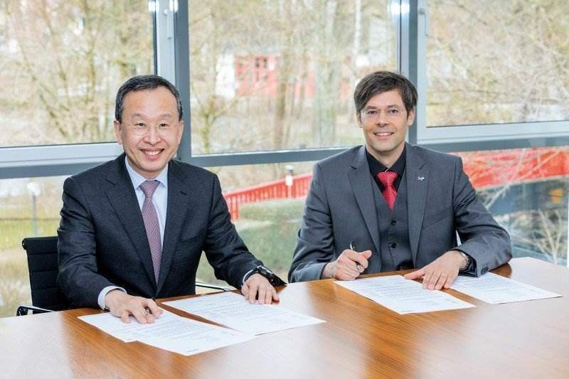 Unterzeichnung des Letter of Intent: Ph. D. Seh-Woong (S.W.) Jeong, Executive Vice President Samsung SDI (links) und Dr. Hartung Wilstermann, Executive Vice President E-Solutions & Services bei Webasto (rechts) | Webasto