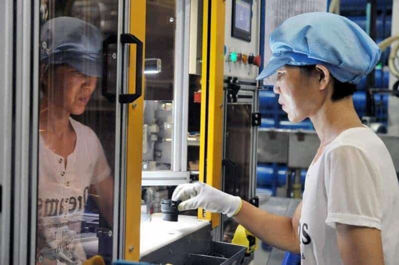 Mitarbeiter in Qingdao bei der Montage eines NORMAQUICK PS3 Steckverbinders | NORMA Group
