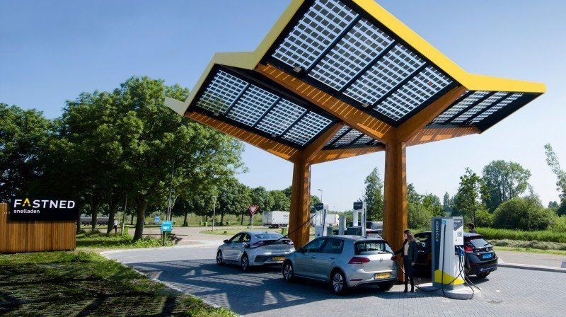 Frau an Schnellladestation von Fastned