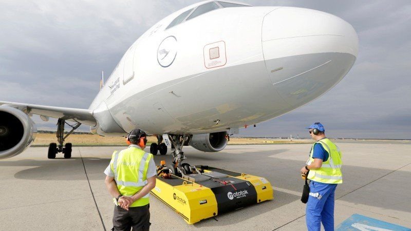 Fraport elektrisch betriebene Schleppfahrzeuge bei der Flugzeugabfertigung