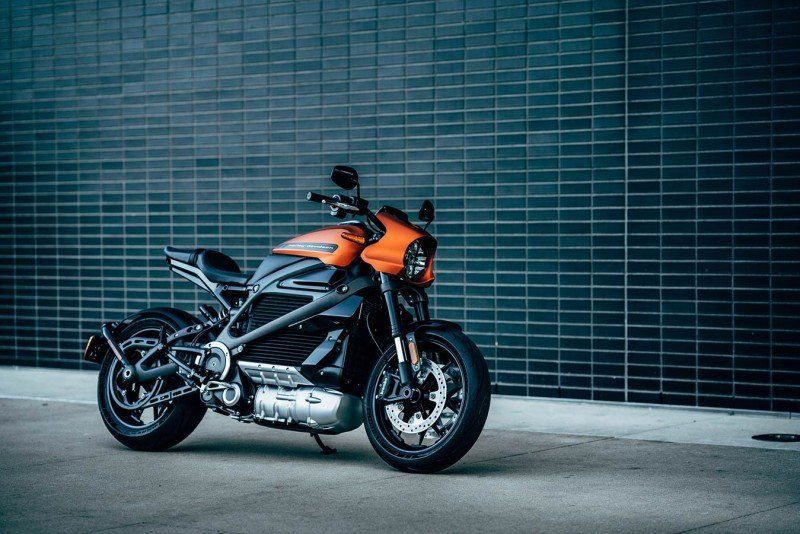 Harley-Davidson LiveWire vor einer blauen Wand