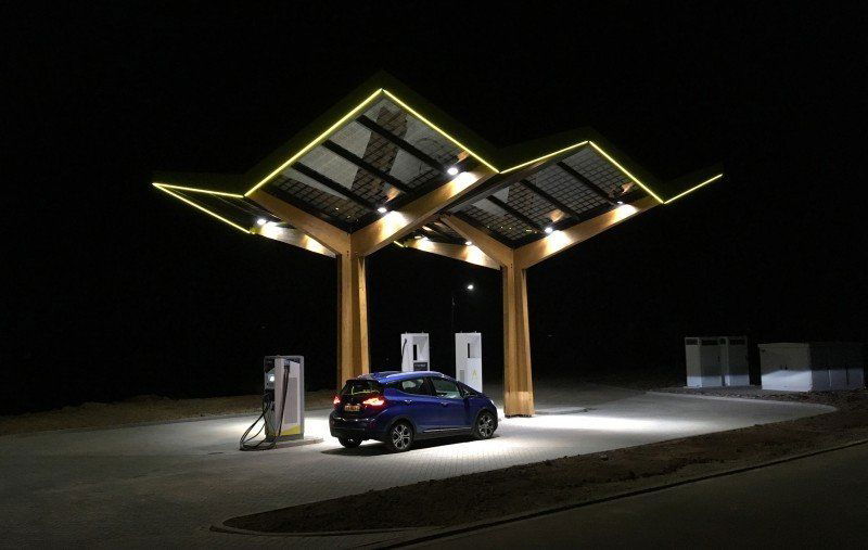 Fastned Ladestation in der Nacht