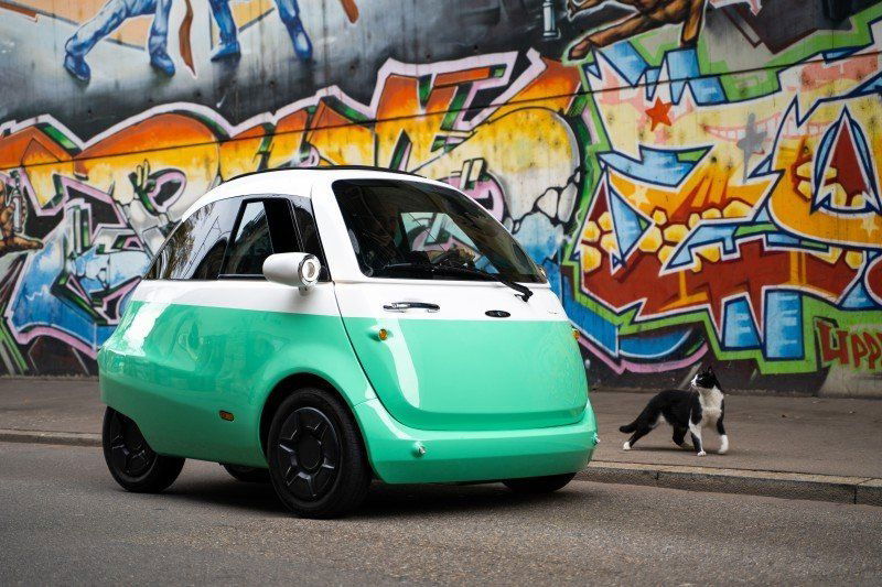 Microlino Frontansicht mit Katze
