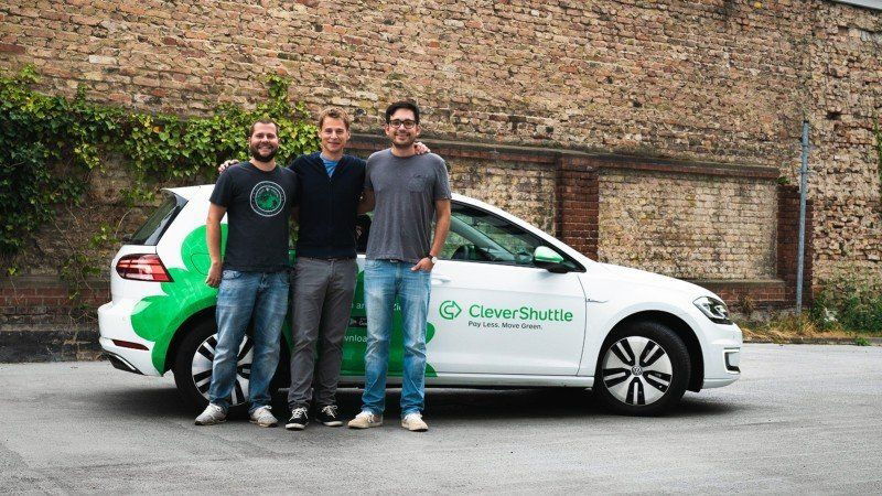CleverShuttle Fahrzeug mit Fahrgästen davor