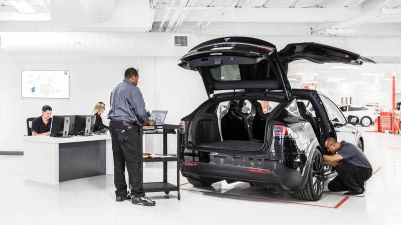 Tesla strebt Ausbau des Service an