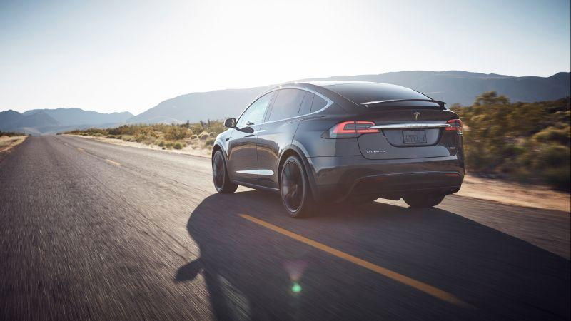 Tesla Model X in der Wüste unterwegs
