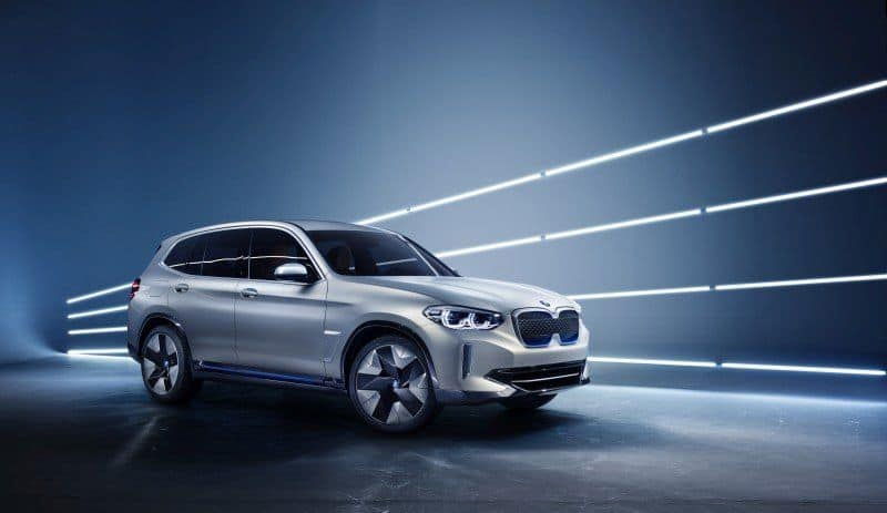 BMW iX3 seitliche Ansicht